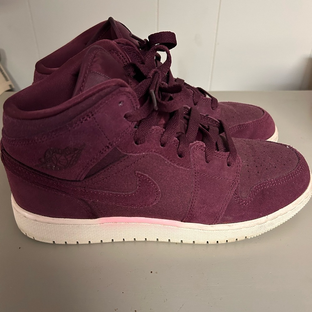Jordan Retro 1 Mid Bordeaux | Grade School Burgundy Sneakers | Size 6Y (youth)